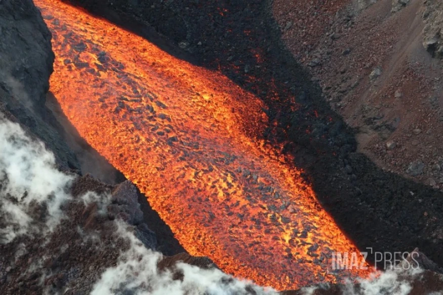 Piton de la Fournaise : l'éruption fête ses deux semaines