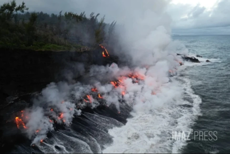 Volcan : la lave plonge toujours dans l'océan, la plage de sable noir continue de s’agrandir