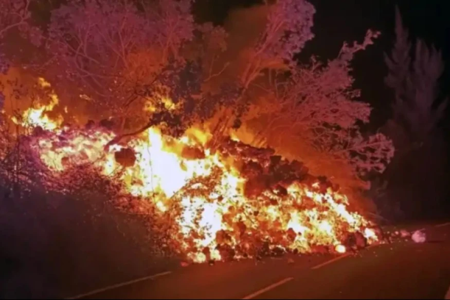 Volcan : un nouveau bras de lave traverse la RN2
