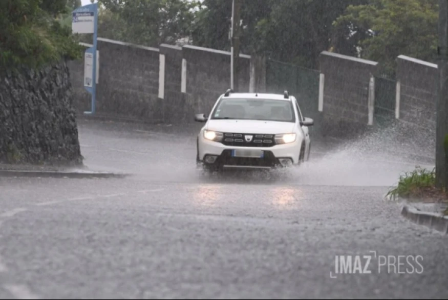 L'est de La Réunion en vigilance orange fortes pluies et orages à partir de midi