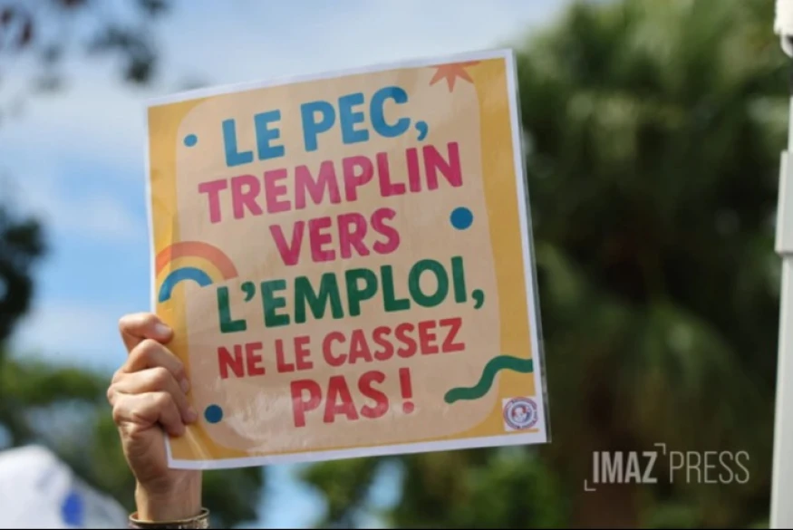 Contrats PEC : l'Etat baisse massivement ses aides aux publics défavorisés, les élus descendent dans la rue